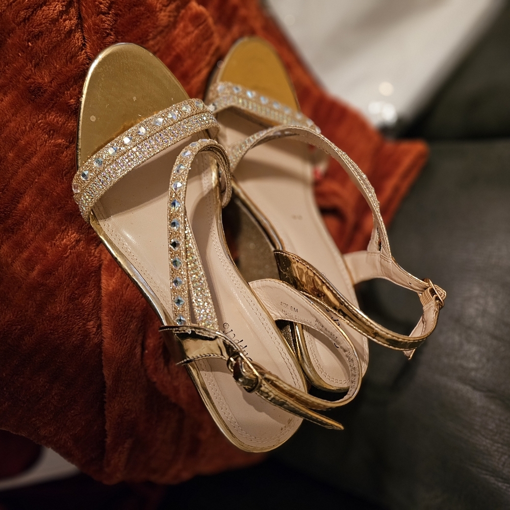 Chic Gold Sandals with Sparkling Accents